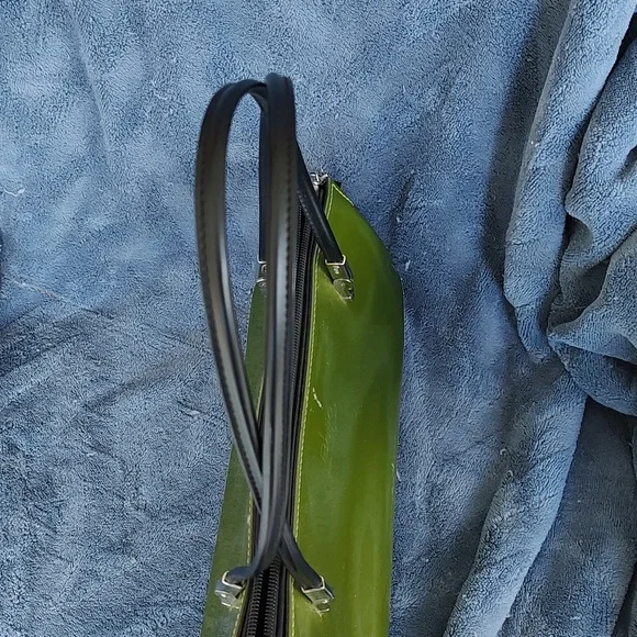 Beijo faux leather green/black color block shoulder bag. GUC. Preloved - Picture 7 of 15